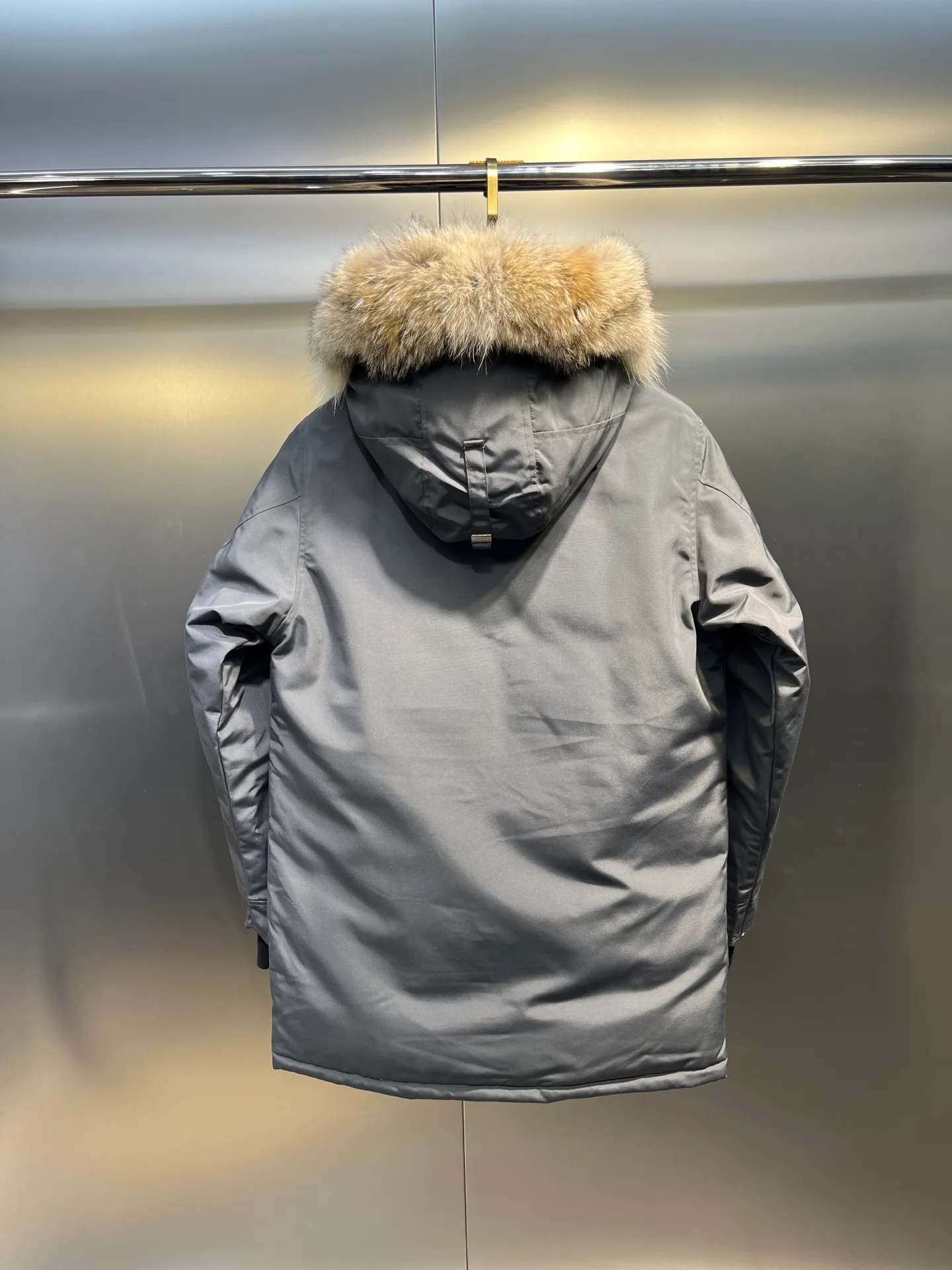 P840 𝘾𝘼𝙉𝘼𝘿𝘼 𝙂𝙊𝙊𝙎𝙀Big Goose 13# The design of Big Goose 13 is simple and elegant, a little longer than the 08 model, more suitable for men and suitable for business people. This down jacket is popular for its simple design, which is not only practical but also has a certain sense of fashion. In terms of applicability, the Daye 13 model provides good thermal insulation performance. Its thermal insulation coefficient is level 5, which can provide enough warmth and is suitable for wearing in cold environments. In addition, the Daye 13 model also has a high cost performance. Compared with other models, it provides a better balance between price and performance, making it more competitive in the market.  size：xs-xxl